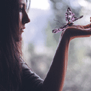 99px.ru аватар Девушка на руках держит бабочку