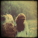 99px.ru аватар Две девушки - блондинка и брюнетка, на природе, у воды