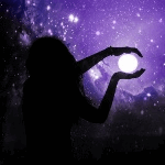 99px.ru аватар Девушка держит луну на фоне звездного неба