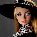 Аватар Кукла Барби / Barbie, в широкополой шляпе и узорчатом шарфе, повернула голову на бок