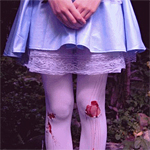 99px.ru аватар Девушка в кружевной юбке, стоит сложив руки вместе, на фоне природы, с разбитыми в кровь, коленками