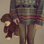 99px.ru аватар Девушка в свитере с плюшевым медведем в руке