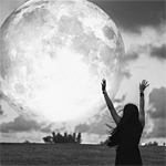 99px.ru аватар Девушка тянет руки к большой светящийся луне