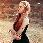 99px.ru аватар Девушка с рыжими волосами стоит в окружении бабочек
