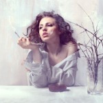 Аватар Девушка с сигаретой сидит за столом, фотограф Igor Voloshin / Игорь Волошин
