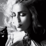 Аватар Певица Мадонна / Madonna курит сигарету