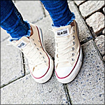 99px.ru аватар Девушка в белых кедах All star, converse