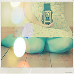99px.ru аватар Девушка с фотоаппаратом сидит на полу