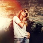 99px.ru аватар Модель Kylie в солнцезащитных очках стоит на фоне облачного неба, ву Hannes Hochsmann