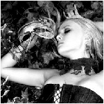 99px.ru аватар Девушка лежит в листьях на земле, с маской в руке