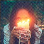 99px.ru аватар Девушка на фоне зелени, с горящей свечой в руках