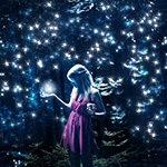 99px.ru аватар Девушка держит в руке свет посреди леса