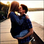 99px.ru аватар Мужчина держит девушку на руках, целуя
