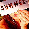99px.ru аватар Девушка держащая листик с надписью Summer / Лето