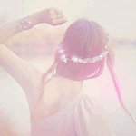 Аватар Девушка в веночке стоит спиной, с поднятой вверх левой рукой в браслете