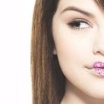 Аватар Селена Гомес / Selena Gomez смотрит в сторону, а на губах у нее выложено сердечко