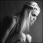 99px.ru аватар Модель Изабель Лукас / Isabel Lucas с заплетенным колоском на голове, сидит на корточках