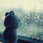 99px.ru аватар Плюшевый мишка стоит на окне, за которым идет дождь и летят листья