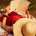 Аватар Девушка в соломенной шляпке, лежа на спине, читает книгу