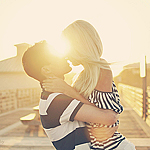 99px.ru аватар Мужчина держит девушку на руках, целуя, на фоне солнца