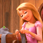 Аватар Rapunzel / Рапунцель вяжет, рядом с ней из вязаного шарфа выглядывает Хамелеон Паскаль / Pascal, момент из мультфильма Tangled / Рапунцель запутанная история