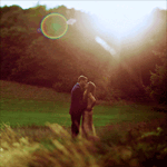 99px.ru аватар Мужчина и девушка целуются, стоя в поле, освещенные лучами солнца