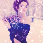 99px.ru аватар Девушка с цветами в руках под падающими лепестками сакуры