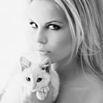 99px.ru аватар Черно-белый аватар девушки с белой кошкой