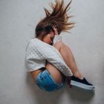 Аватар Девушка поджала под себя ноги, ву Danil Nevsky