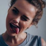 Аватар Улыбающаяся девушка показывает язык, ву Danil Nevsky