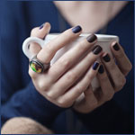 99px.ru аватар Женские руки держат чашку