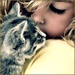 99px.ru аватар Девушка, закрыв глаза, прижимает к лицу котенка