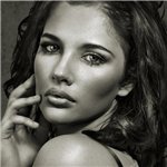 99px.ru аватар Лицо брюнетки с правой рукой у лица