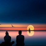 99px.ru аватар Парень с девушкой сидят у моря, где дрейфует корабль на фоне луны, ву Marek Czaja
