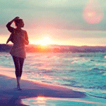 99px.ru аватар Девушка на закате на берегу моря под лучами солнца