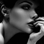 Аватар Девушка держит руку у лица, фотограф Artem Yankovsky / Артем Янковский