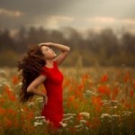 Аватар Девушка в красном платье стоит в поле цветов, ву Jake Olson