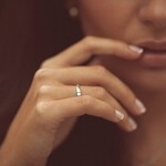 99px.ru аватар Девушка держит руку у лица, ву Denis Gruba