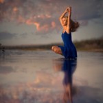 99px.ru аватар Девушка с поднятыми руками сидит в воде