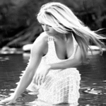99px.ru аватар Девушка в белом платье в воде