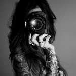 99px.ru аватар Девушка с татуированной рукой держит фотоаппарат у лица