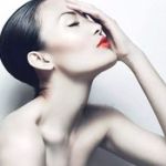 99px.ru аватар Девушка держит руку у лица, ву Amanda Diaz Photography