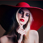 Аватар Девушка в красной шляпе, ву Ilya Varivchenko
