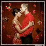 99px.ru аватар Девушка и мужчина стоят, обнявшись, в окружении роз