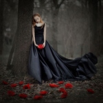 Аватар Девушка стоит у дерева с маком в руке, ву Anka Zhuravleva