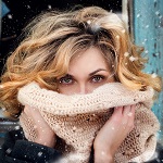 99px.ru аватар Девушка прикрыла лицо шарфом под снегопадом
