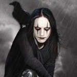 Аватар Эрик Дрэйвен / Eric Draven из фильма Ворон / The Crow сидит под дождем с вороном на плече