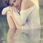 Аватар Грустная девушка у воды