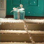 99px.ru аватар На заснеженном пороге у дверей стоит маленькая подарочная коробочка с привязанным драгоценным колечком на ней