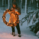 Аватар Девушка держит светящийся новогодний венок